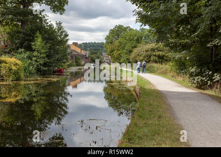 Sommer Blick auf einen ruhigen Abschnitt der historischen Leeds und Liverpool Canal in der Nähe von Calverley in West Yorkshire Stockfoto