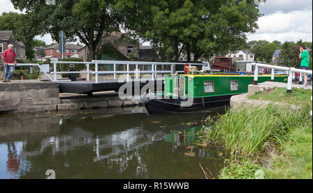 Eine manuell betätigen Drehbrücke am Leeds und Liverpool Canal Canal in der Nähe von Rodley, West Yorkshire Stockfoto