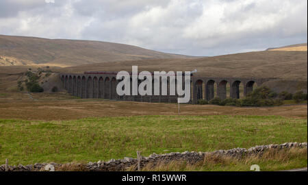 Ein Dampfzug kreuzt die historischen Ribblehead Viadukt im Herzen der Yorkshire Dales National Park Stockfoto