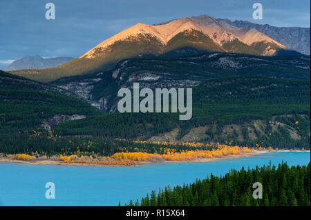 Abraham Lake im Herbst in der Nähe von Sunset, Abraham Lake Recreation Area, AB, Kanada Stockfoto