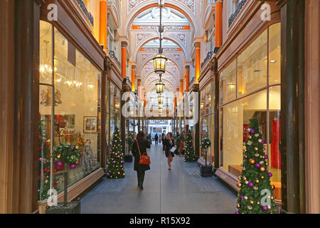 London, Großbritannien, 21. November 2013: Weihnachten Dekoration an die Royal Arcade Einkaufszentrum im Old Bond Street in London, UK. Stockfoto