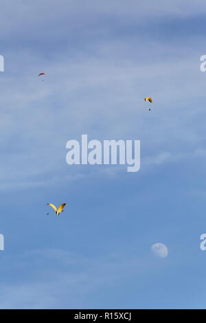 Gleitschirme um den Mond fliegen in den Himmel über dem See von Annecy Frankreich Stockfoto