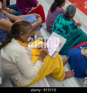 Hohe Betrachtungswinkel und der Frau, die religiöse Rituale während Ganga Aarti, Rishikesh, Dehradun Bezirk, Uttarakhand, Indien Stockfoto