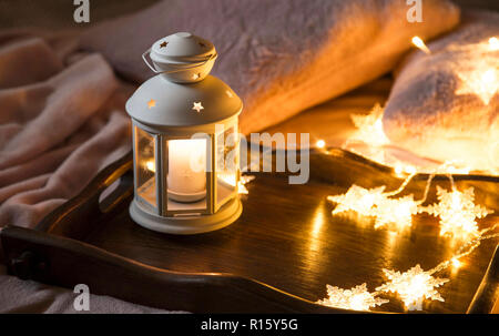 Indoor festliche Kerze Laterne mit Lichtern auf einem Holz- fach, Laterne Dekoration Stockfoto