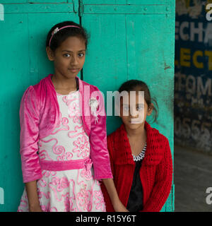 Porträt von zwei Mädchen, Narendranagar, Tehri Garhwal, Uttarakhand, Indien Stockfoto
