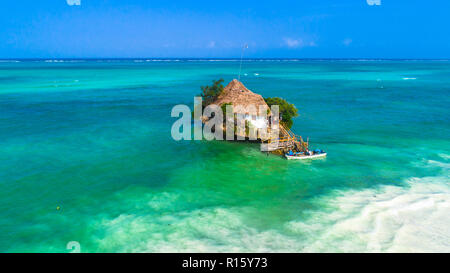 Antenne. Reastaurant auf Fels. Sansibar, Tansania. Stockfoto