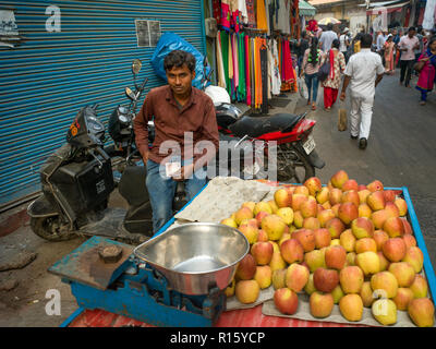 Mann verkaufen Äpfel in Street, Rishikesh, Dehradun Bezirk, Uttarakhand, Indien Stockfoto