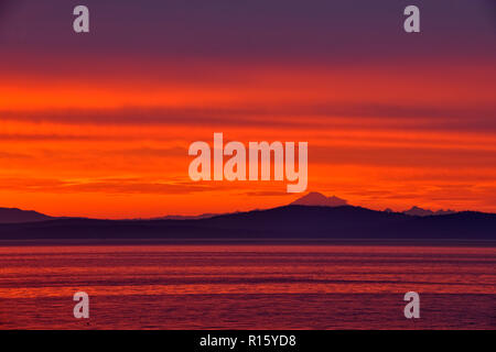 Dämmerung Himmel über Haro Strait und die San Juan Inseln, Victoria, Victoria (Cordova Bay), BC, Kanada Stockfoto