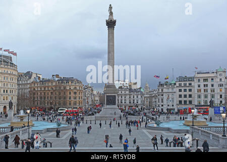 London, Großbritannien, 27. Januar 2013: Viele Touristen am Trafalgar Square in London, Vereinigtes Königreich. Stockfoto