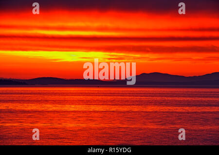 Dämmerung Himmel über Haro Strait und die San Juan Inseln, Victoria, Victoria (Cordova Bay), BC, Kanada Stockfoto