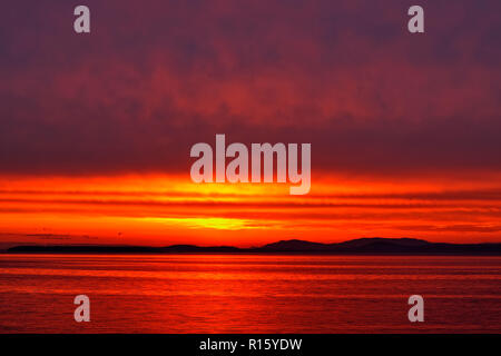 Dämmerung Himmel über Haro Strait und die San Juan Inseln, Victoria, Victoria (Cordova Bay), BC, Kanada Stockfoto