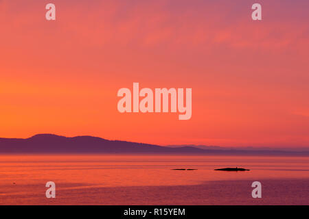 Dämmerung Himmel über Haro Strait und die San Juan Inseln, mit Seal Rocks, Victoria (Cordova Bay), BC, Kanada Stockfoto