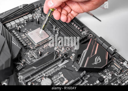 Ingenieur die Wärmeleitpaste auf dem Computer Board chip CPU. Stockfoto