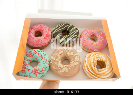 Erntegut mit Schachtel Donuts Stockfoto