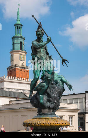 Neptunbrunnen, mit Blick auf die Statue von Neptun am Fontanna Neptuno in der Süd-West-Ecke des Marktplatzes in Posen, Polen. Stockfoto