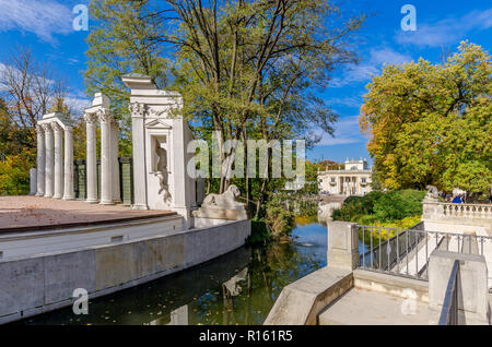 Stufe des klassischen Amphitheater mit dem Palast auf der Insel im Hintergrund. Die Königlichen Bäder Park. Warschau, Polen. Stockfoto