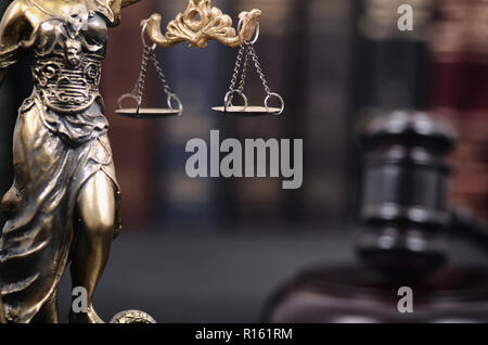 Recht und Gerechtigkeit, Rechtmäßigkeit Konzept, Richter Hammer und Lady Gerechtigkeit auf einem schwarzen Holz- Hintergrund. Stockfoto
