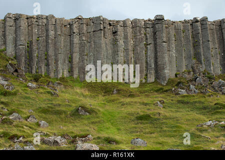 Wand des hohen Basaltsäulen in Island. Vulkanischen Basalt Coloumn Formationen. Stockfoto