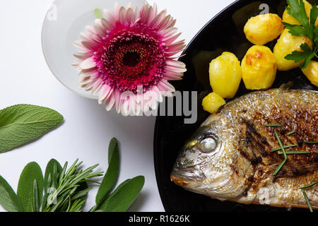 Eine vorzüglich gesunde Mahlzeit: Dorade, sautierten Karotten und gebackene Kartoffeln Stockfoto