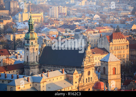 Altstadt mit einer Kirche im Zentrum der Stadt, Lviv, Ukraine. Glockenturm der Bernhardiner Kloster. Lemberg Blick aus der Vogelperspektive Stockfoto