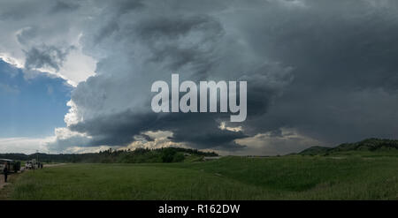 Langsam fahrende supercell über die Black Hills in South Dakota. Wir jagten dieser Sturm in der mounatins für Stunden, bevor es schließlich den Ebenen erreicht. Stockfoto