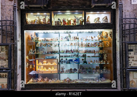 Street berühmt für seine handwerkliche Läden mit Krippe zeigt in Neapel, Italien Stockfoto