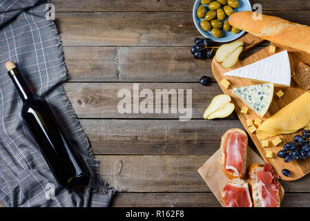 Tabelle mit Nahrungsmitteln und Flasche Stockfoto