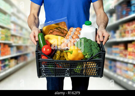 Mann mit Food Box in die Hände am Lebensmittelgeschäft Stockfoto