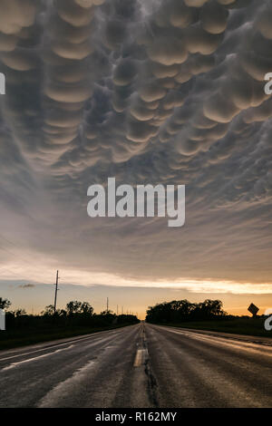 Schwere Gewitter mit Mammatus Wolken über der Straße in Nebraska Stockfoto