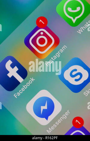 Moskau, Russland - November 9, 2018 Die Logos der Messenger, Skype, Facebook, Instagram und die WhatsApp Anwendungen werden auf dem Bildschirm angezeigt Stockfoto