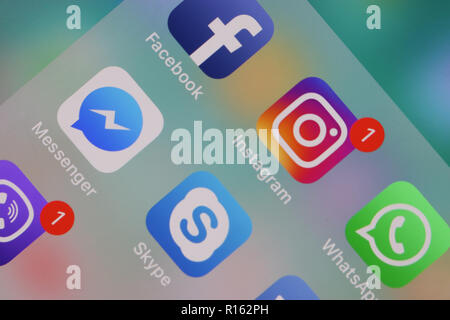 Moskau, Russland - November 9, 2018 Die Logos der Messenger, Skype, Facebook, Instagram und die WhatsApp Anwendungen werden auf dem Bildschirm angezeigt Stockfoto