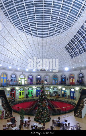 Weihnachtsschmuck in Leeds Corn Exchange. Stockfoto