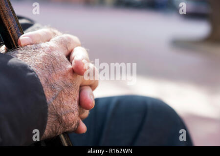Nahaufnahme einer alten weißen Mann im Freien mit einem Stock in der Hand Stockfoto