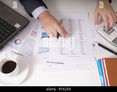 Bisinessman seinen Job im Büro arbeiten Stockfoto