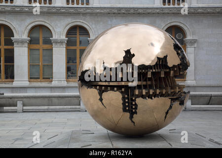 Kugel innerhalb einer Kugel Skulptur von Pomodoro, Berkeley Library, das Trinity College, Dublin, Irland Stockfoto