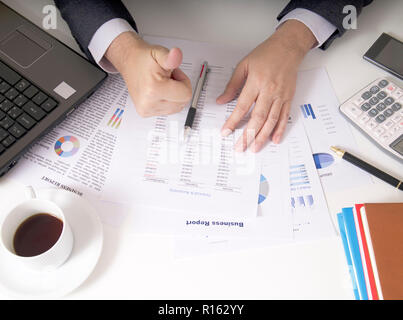 Bisinessman seinen Job im Büro arbeiten Stockfoto