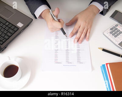 Bisinessman seinen Job im Büro arbeiten Stockfoto