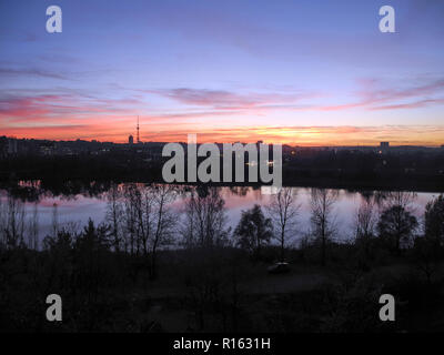 Schönen Sonnenuntergang in die Stadt Blick vom Hohen Haus Fenster des Teiches. Schlafräume in der Stadt Kiew. Stockfoto