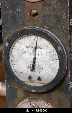 Eine Nahaufnahme der ein Manometer für flüssigen Sauerstoff, wo das Glas Gesicht gerissen ist und Wasser von Feuchtigkeit in die Main Unit erhielt Stockfoto