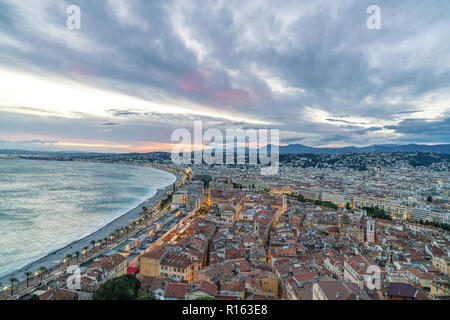 Abendliche Panorama von Nizza, Frankreich. Beleuchtete Altstadt kleine Straßen und Sonnenuntergang Himmel. Stockfoto