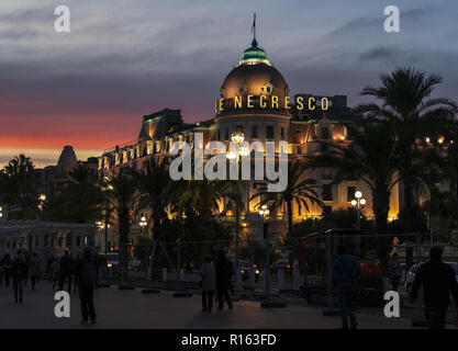 2. November 2018 - Nizza, Frankreich. Das Hotel Le Negresco an der Promenade des Anglais an der Engelsbucht in Nizza, Frankreich. Stockfoto