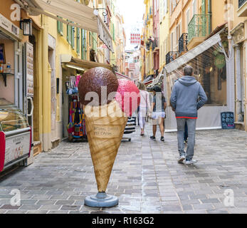 3. November 2018 - Monaco, Fürstentum Monaco. Groß dekoriert Schweizer Eis auf den Straßen von Monaco. Stockfoto