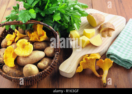 Golden Pfifferlinge, Kartoffeln und frische Petersilie Zutaten eine Mahlzeit zu kochen. Stockfoto