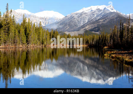 Mitte See im Bow Valley Provincial Park, Alberta, Kanada Stockfoto