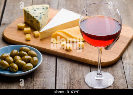 Satz von Wein und Vorspeisen Stockfoto