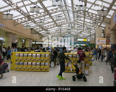 Ueno Bahnhof ist ein wichtiger Verkehrsknotenpunkt für Pendler und Touristen, mit mehreren Bahnlinien und vielen Einkaufspassagen und Kioske. Stockfoto