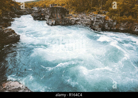 Fluss Abiskojakka Canyon Landschaft in Schweden Abisko Nationalpark, Wildnis Natur Landschaft Herbst Stockfoto