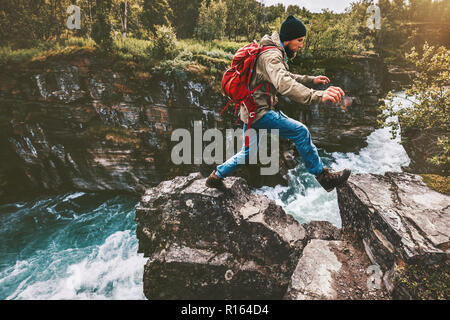 Abenteuer Mann sprang auf den Felsen über River Canyon reisen aktiven Lifestyle Konzept Wochenende Reise ferien Trail Running in Schweden Wildnis Stockfoto