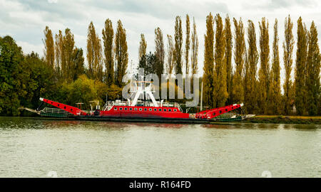 Fähre nach unten gesetzt, wartet für Pkw, Lkw und Passagiere den Fluss zu überqueren. Reisen, Transport Konzept. Herbst Sommer Licht. Panoramablick auf das Banner Stockfoto