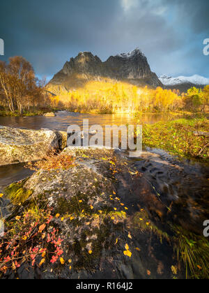 Mt Strandåtind im Herbst Farben Stockfoto